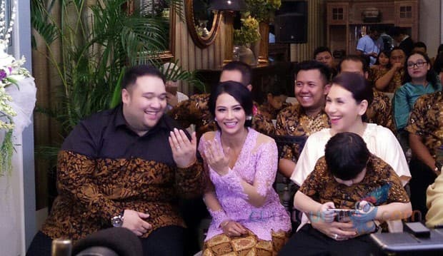 Tunangan, Vanessa Angel Dapat Gelang Berinisial Namanya