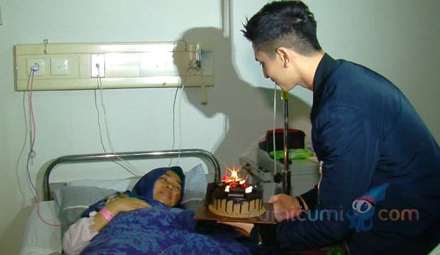 Verrell Beri Kejutan Ultah Ibu Sambung di Rumah Sakit