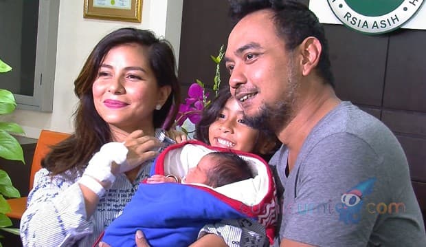 Mona Ratuliu Saksi Perjuangan Meisya Siregar Melahirkan