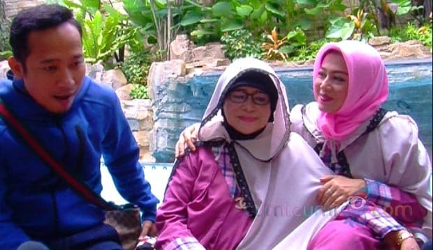 5 Momen Menarik Saat Denny Cagur Umroh