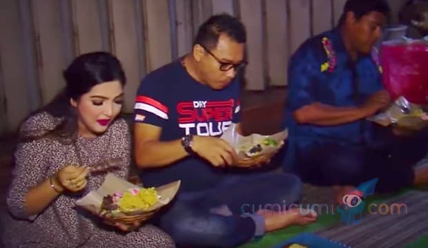Makan di Kaki Lima, 5 Pasangan Artis Ini Tetap Romantis