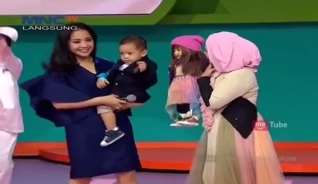 Lucu Banget, Rafathar Nyanyi Bareng Boneka Susan