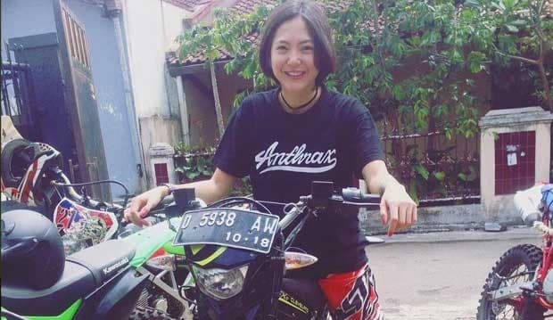 Ngebut di Hutan, Poppy Sovia Jatuh Tertimpa Motor
