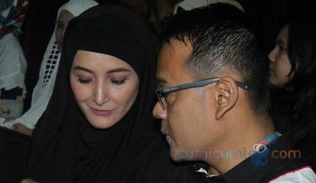 Serba Hitam, Inneke Koesherawati Dampingi Suami Sidang