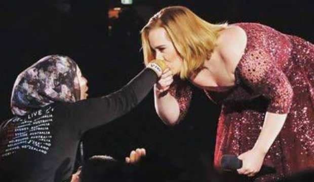 Wanita Berhijab Ini Beruntung, Tangannya Dicium Adele