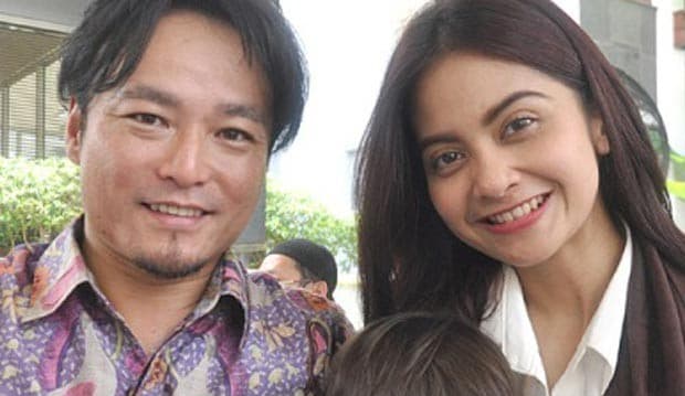 Tiwi Minta Cerai Gara-gara Suami Bangkrut?