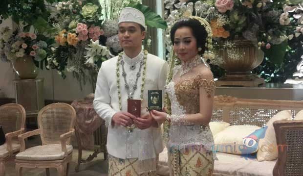 Dulu Teman SMA, Pria Ini Kini Jadi Teman Hidup Karina Salim