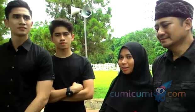 Ivan Fadilla dan Verrell Bramasta Kompak Menangis di Kuburan
