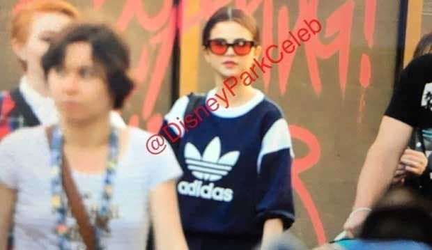 Selena Gomez Jalan Santai di Tengah Pengunjung Disneyland