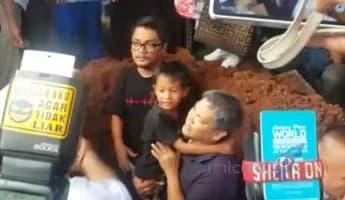 Anak Cium Renita Sukardi dari Dalam Liang Lahat