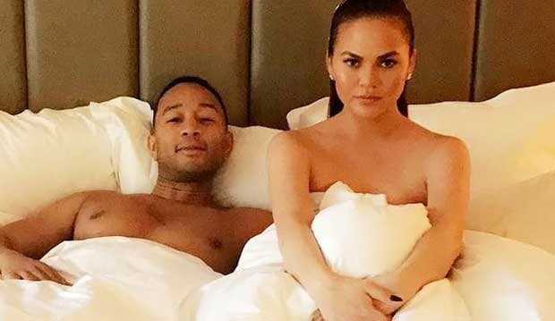Foto John Legend dan Chrissy Teigen 'Topless' di Ranjang