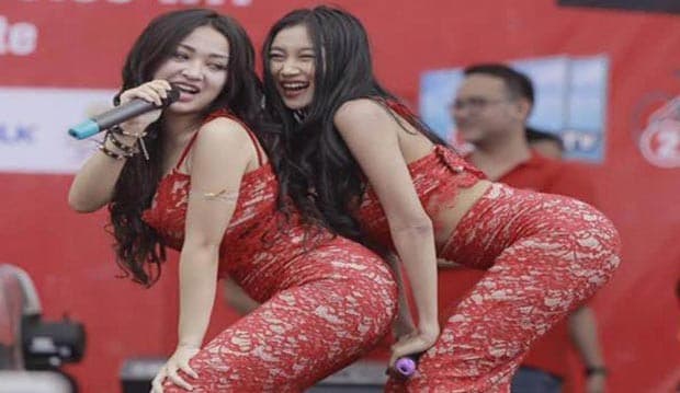 Buah Dada Menyembul, Pamela Safitri Diprotes Sultan Ternate