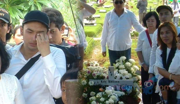 Di Pemakaman Ayah, Gerald Yohanes Berlinang Air Mata