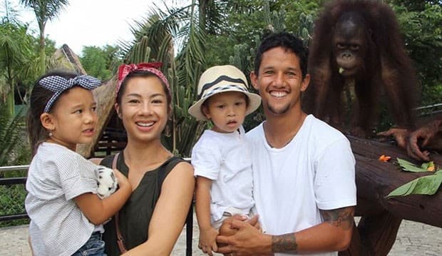 Serunya Keluarga Irfan Bachdim Liburan di Kebun Binatang Bali