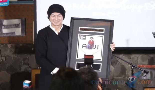 Penghasilan Lagu 'Dia' Rp 7 Miliar, Anji Dapat Platinum