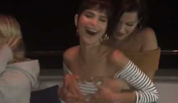 Heboh! Video Bella Hadid Remas Payudara Emily Ratajkowski