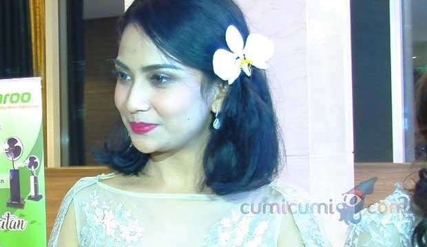 Astaga, Tangan Vanessa Angel Nyaris Terjepit Pintu Lift