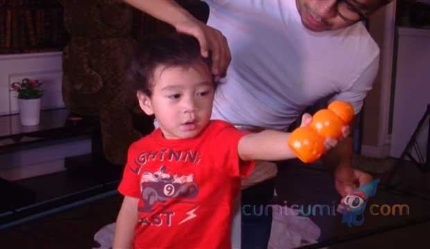 Super Cute, Rafathar Make Up Dulu Sebelum Pemotretan