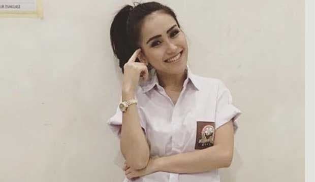 Bergaya Pakai Seragam, Ayu Ting Ting Masih Pantas Jadi Anak SMA?