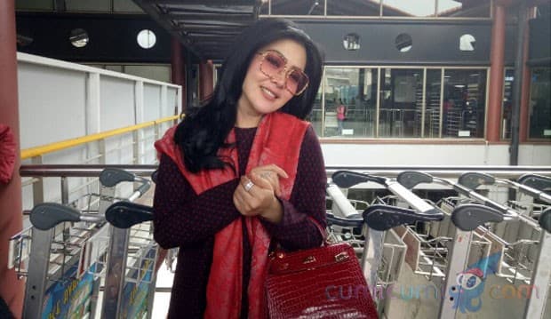 Ke Disneyland Hongkong, Syahrini dan Keluarga Dapat Jalur VIP