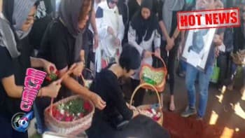 Hot News! Tabur Bunga, Tanda Perpisahan Mira Lesmana dan Ibunda
