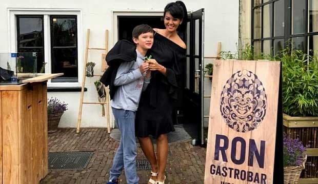 5 Potret Ganteng Armand Quinn, Putra Kesayangan Farah Quinn
