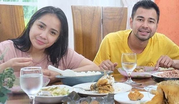Makan di Ruang Tunggu Bandara, Raffi Ahmad dan Gigi Bikin Heboh