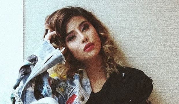 Rambut Gimbal Awkarin Dikatai Mirip Kain Pel