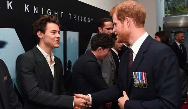 Begini Ekspresi Harry Styles Saat Bertemu dengan Pangeran Harry