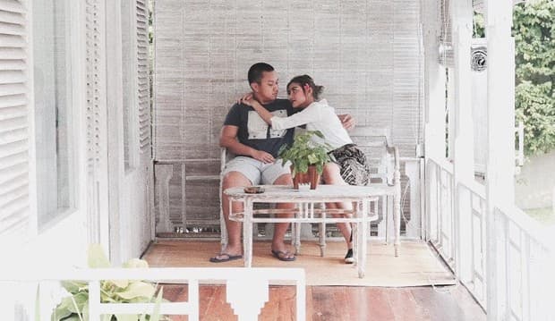 Dulu Diberi Bunga, Kini Awkarin Bawa Mawar ke Makam Mantan