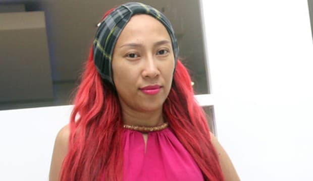 Pakai Tank Top Seksi, Dewi Sanca Nyanyi di Depan Anak-anak