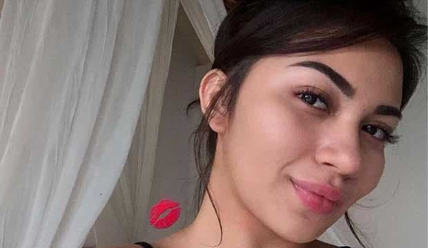 Nungging Latihan Yoga, Ariel Tatum Pamer Belahan Dada