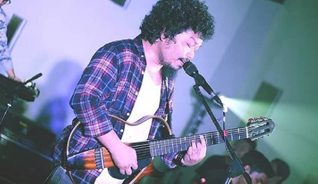Vokalis Payung Teduh Resah Lagu 'Akad' Dibawakan Tanpa Izin
