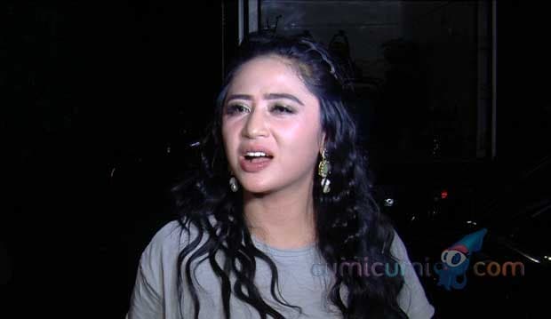 Dikabarkan Bakal Dinikahi Manajer, Ini Jawaban Dewi Perssik