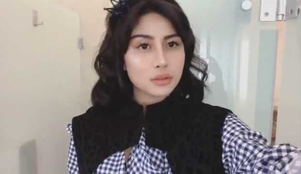 Awkarin Kaku Saat Perdana Jalan di Catwalk, Desainer Kesal?