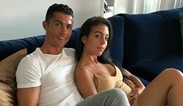 Unggah Foto Ini, Pacar Cristiano Ronaldo Sudah Melahirkan?