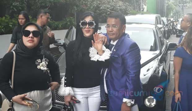 Ke Bareskrim Naik Bentley, Syahrini-Hotman Paris Gandengan