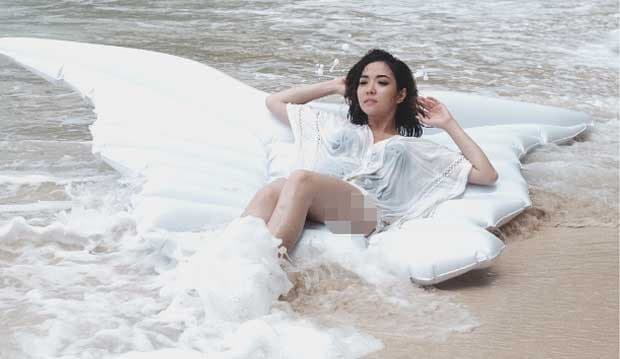 Berbaring Seksi di Pantai, Kemeja Putih Gisel Basah Menerawang