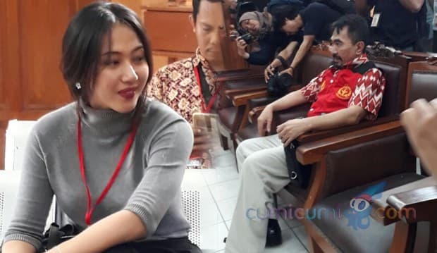 Gatot Brajamusti Dipenjara, Putri Sulung Tulang Punggung Keluarga