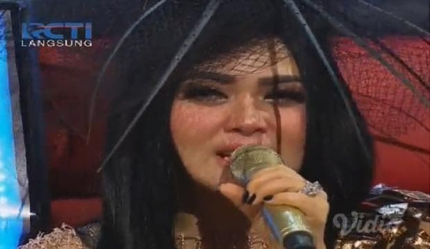 Syahrini Buka-bukaan Barang Brandednya Asli atau KW?