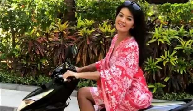 Dapat Doorprize, Wajah Farah Quinn Tegang Saat Jajal Motor Baru