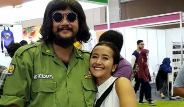 Bertingkah Konyol, Dwi Sasono Pakai Topeng Bra