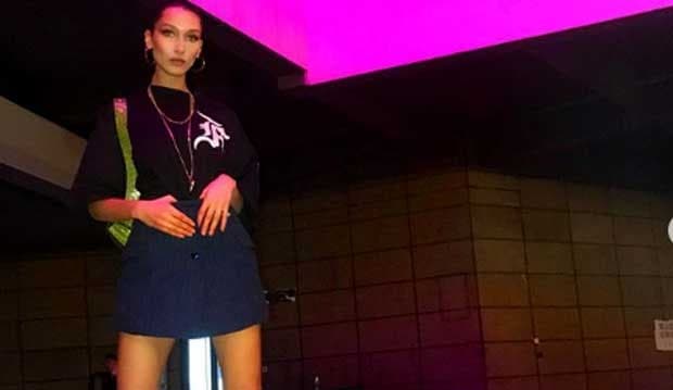 Bra Melorot, Bella Hadid Cuek Melenggang di Victoria Secret