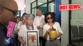 Hot News! Bawakan Abu Bondan, Ini Ekspresi Duka Istri dan Anak