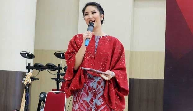 Novita Angie Berduka, Sang Ayah Meninggal Dunia
