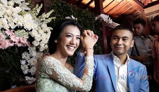 Lamaran Raditya Dika-Anissa Aziza Jadi Hari Patah Hati Kelurahan