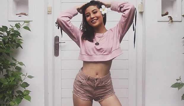 Liburan Sama Pacar Awkarin Bahagia, Pas Sama Keluarga Ngeluh