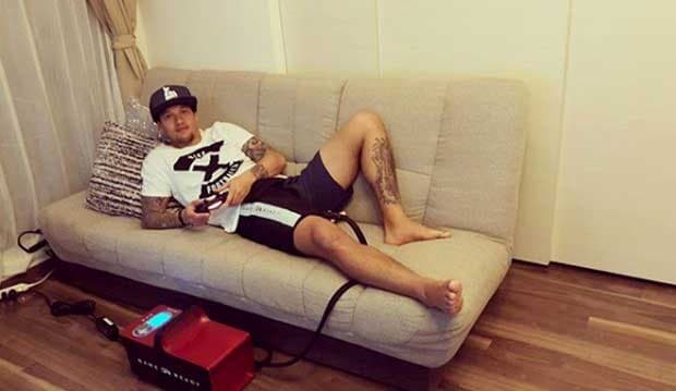 Seksinya Irfan Bachdim Saat Beraksi Menangkap Tokek