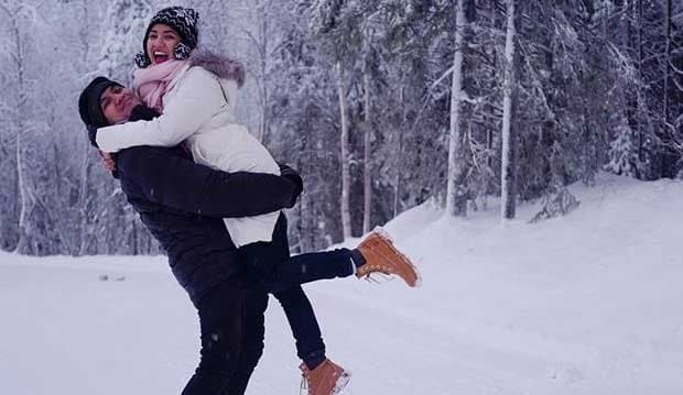 Tiru Adegan Romantis Frozen, Desta dan Istri Lakukan Ini di Tengah Salju