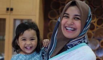 Saking Aktifnya, Putri Kecil Shireen Kakinya Sampai Keseleo